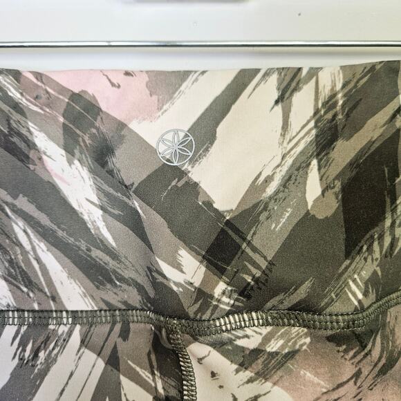 Gaiam Yoga Workout Athletic Leggings Size Medium Running Hiking Pilates Comfort - Picture 8 of 12